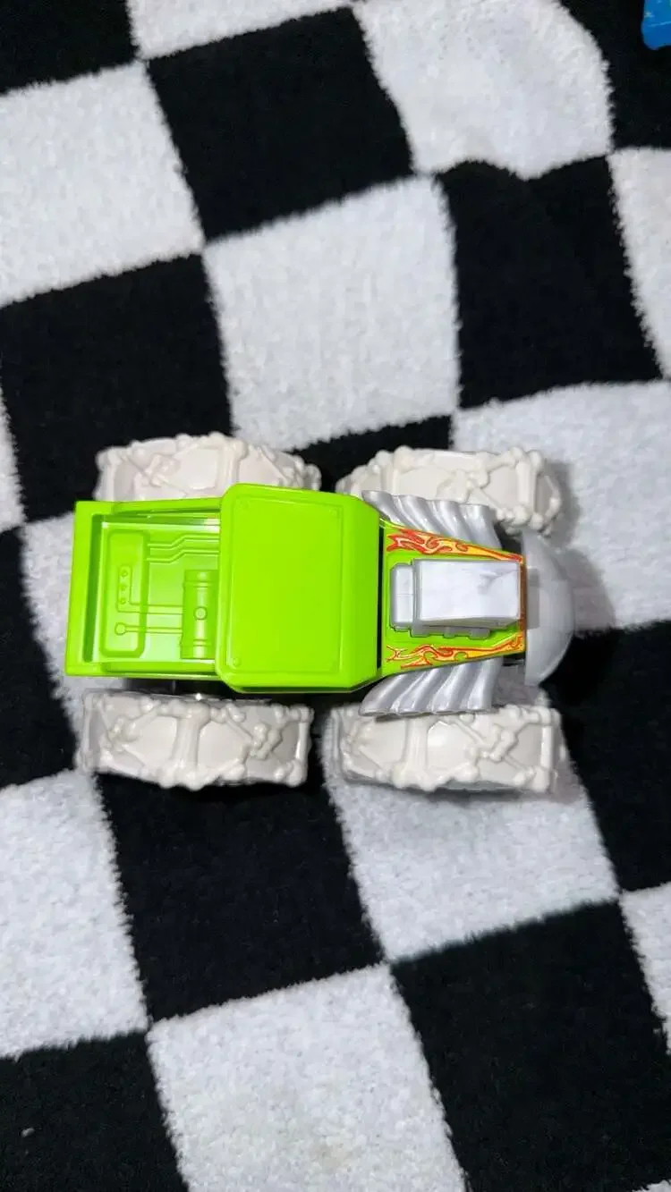 Hot Wheels Monster Trucks Twisted Tredz Bone Shaker Green Skull 1:43 Scale